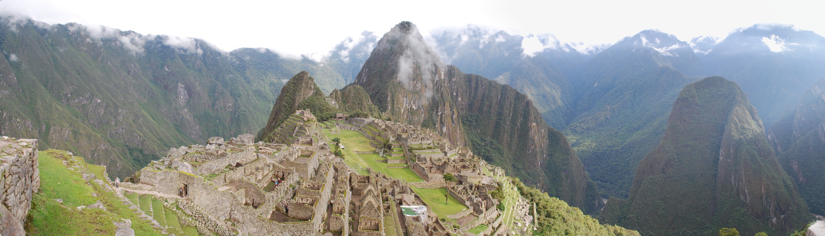 De groene bergtoppen en terrassen van Machu Picchu